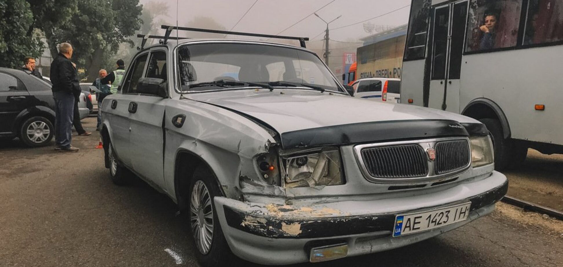 'Відключився' за кермом: у Дніпрі водій 'Волги' врізався в припарковані авто