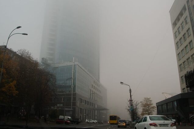 Київ накрило густим туманом