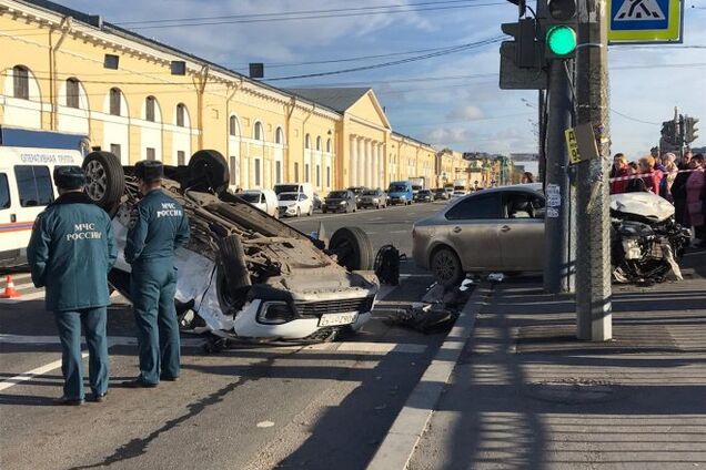 В России два авто влетели в толпу прохожих на 'зебре'. Видео 18+