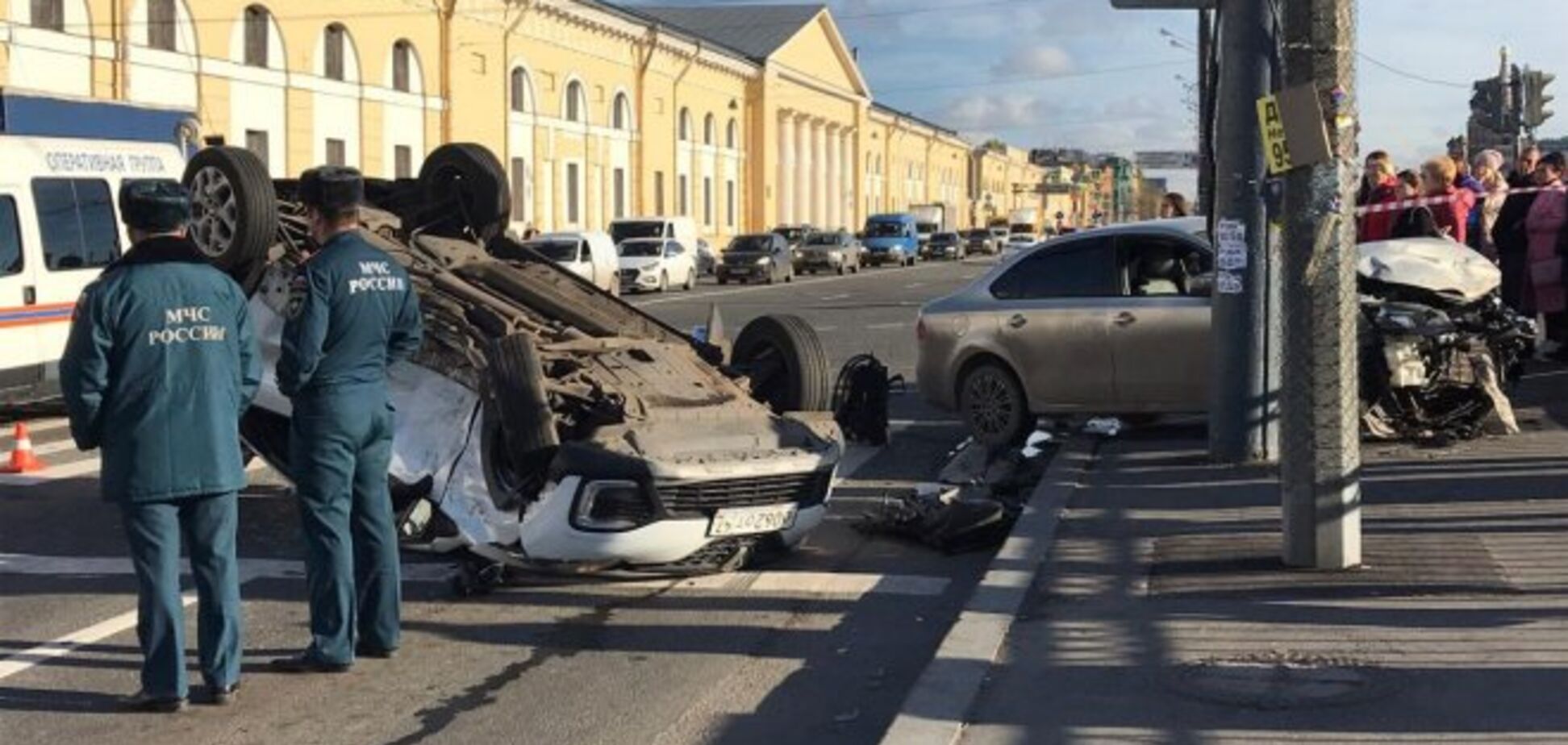 У Росії два автомобілі влетіли у натовп перехожих на 'зебрі'. Відео 18+