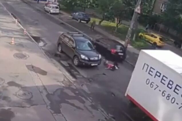 В Киеве ребенок попал под колеса авто