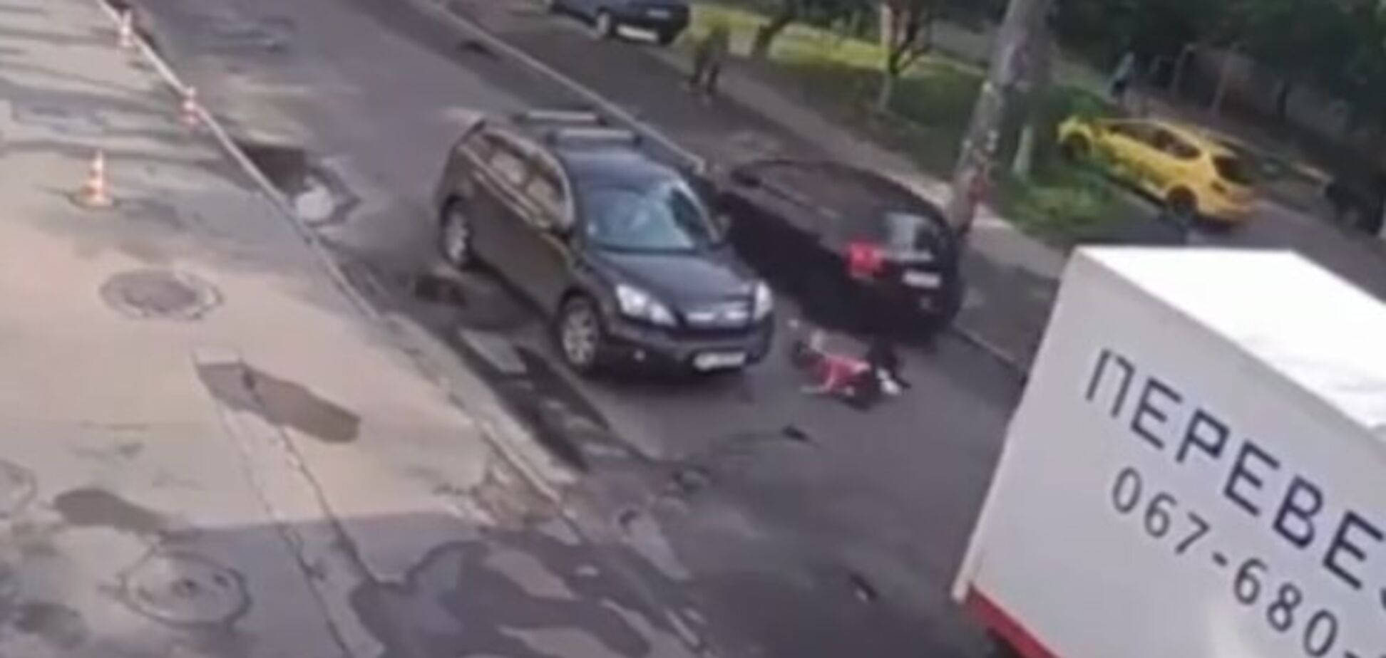 В Киеве ребенок попал под колеса авто: видео момента ДТП. 18+