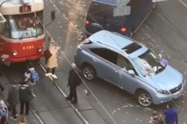 В Киеве мужчина 'эвакуировал' Lexus нарушителя