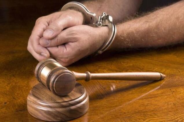 Кинув в суддю запальничку: в Дніпрі колишній правоохоронець влаштував дебош в суді