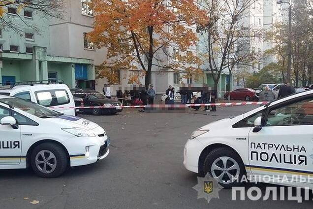 У Києві чоловік влаштував 'різанину' у дворі житлового будинку: є жертви