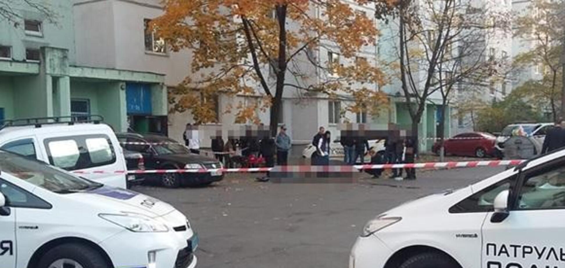 У Києві чоловік влаштував 'різанину' у дворі житлового будинку: є жертви