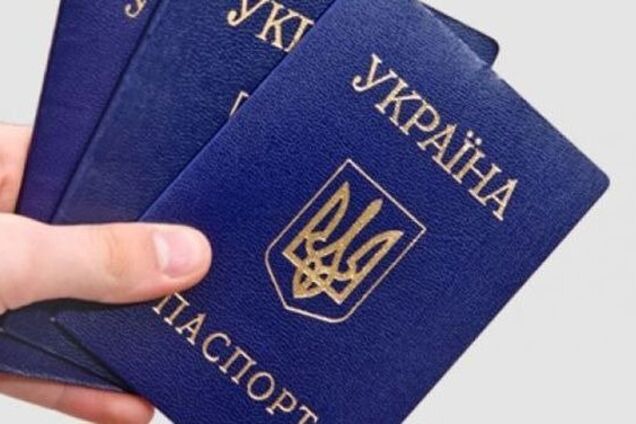 Надсилають листи з погрозами: в "Л/ДНР" почали створювати базу людей із паспортами України