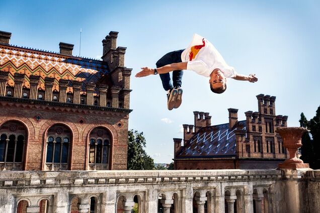 Встигнути на іспит! Видовищні паркур-трюки в одному з найстаріших університетів України!