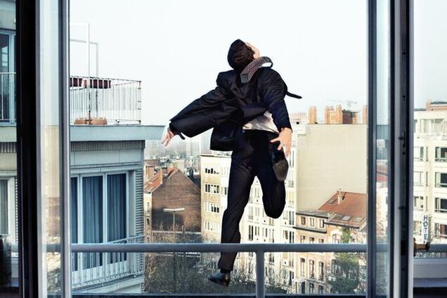 Помер на місці: в Кривому Розі чоловік випав з дев'ятого поверху