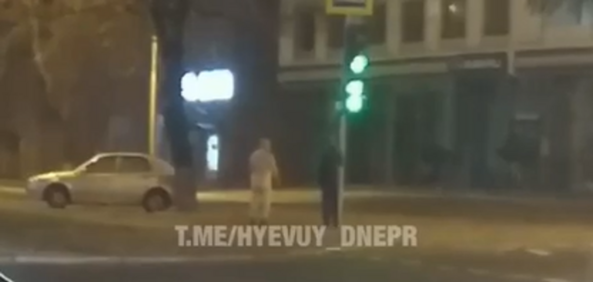 'Размахивал причиндалами': по улицам Днепра прогуливался голый мужчина. Видео 18+