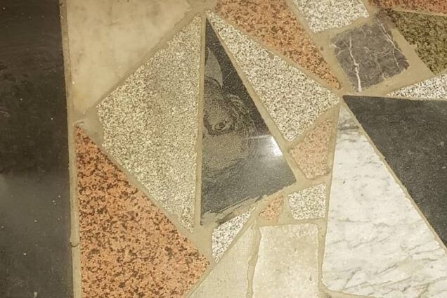 У магазині Казахстану зробили підлогу з надгробків