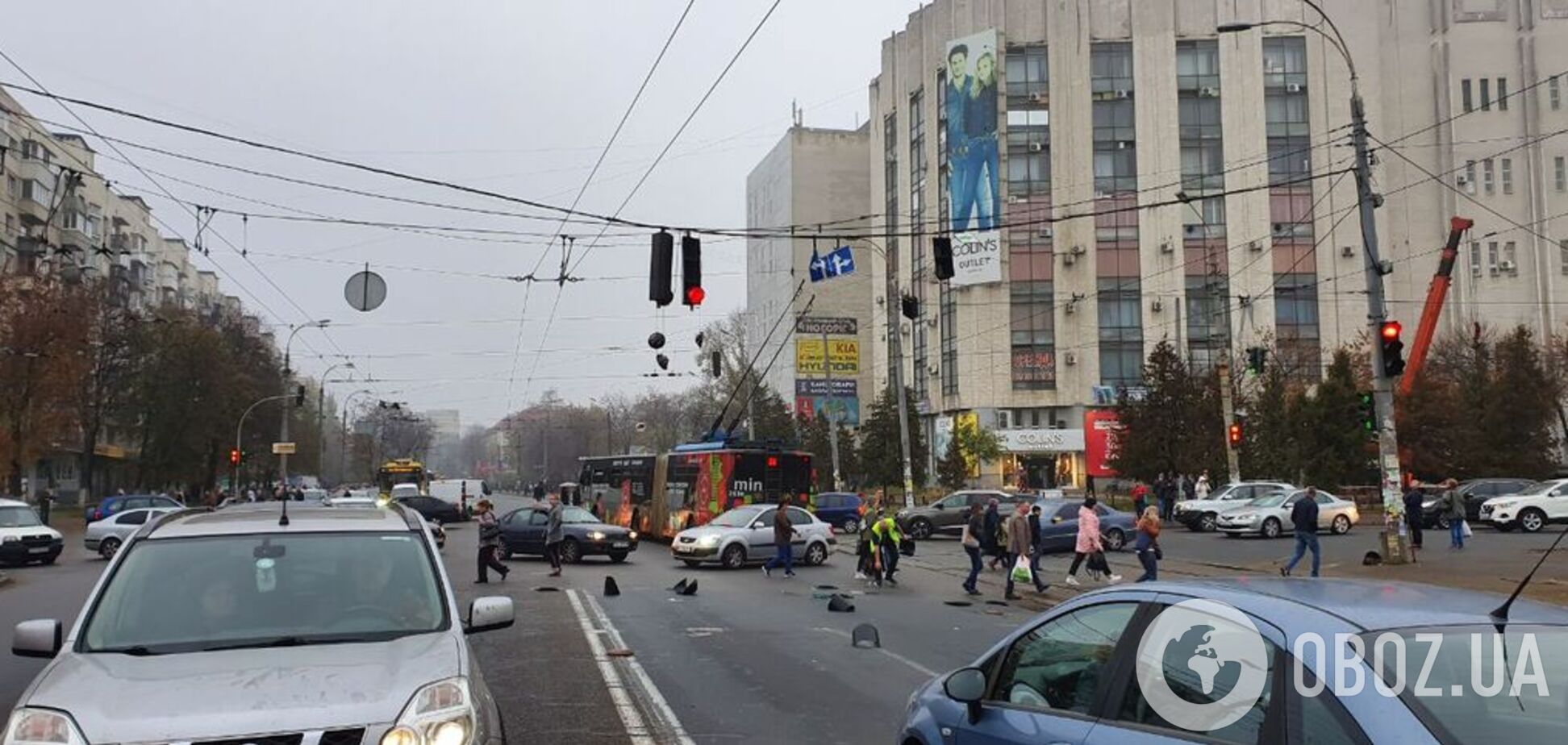 У Києві тролейбус розніс на друзки світлофор. Фото та карта