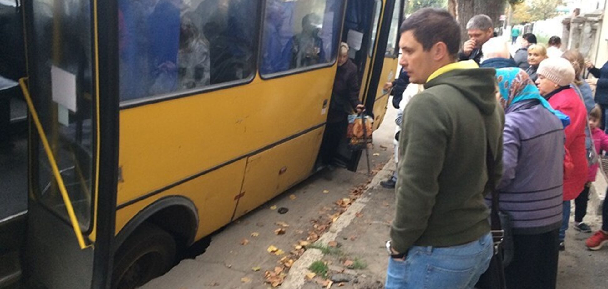 На Одещині маршрутка з пасажирами під час руху провалилася під землю. Фото і відео