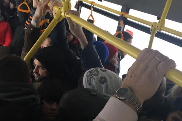 На Тернопольщине 15-летняя девочка умерла после выпадения из маршрутки. Фото