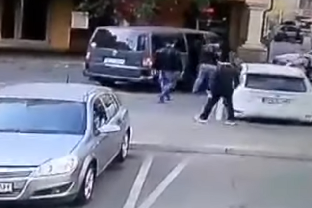 Под Киевом прямо на улице похитили мужчину: момент попал на видео