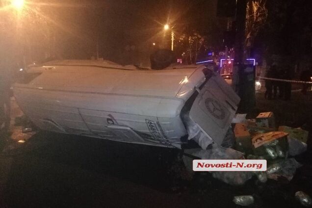 В Николаеве девушка-полицейская перевернула микроавтобус: фото и видео жуткого ДТП