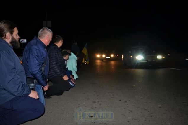 На колінах зі сльозами: під Черніговом провели в останню путь героя Донбасу