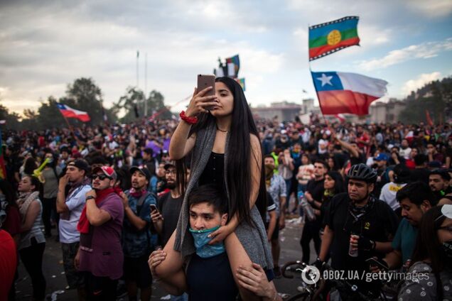 В Чили более миллиона человек устроили масштабные протесты: есть погибшие. Фото и видео