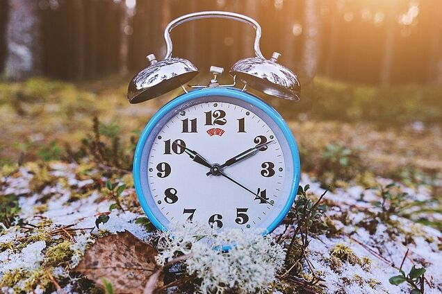 Україна переводить годинники на зимовий час: коли і на скільки