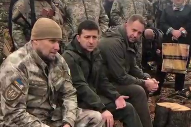 Зеленский в Золотом встретился с добровольцами