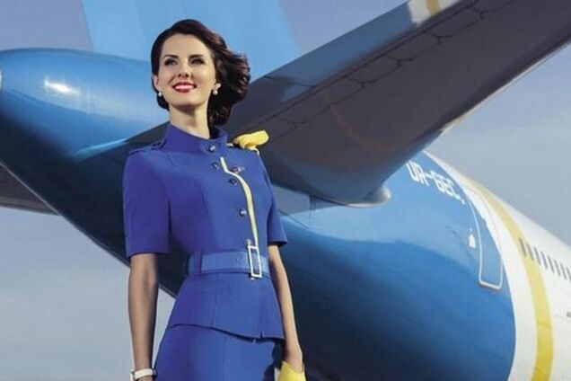 Бортпроводники МАУ героически спасли иностранца