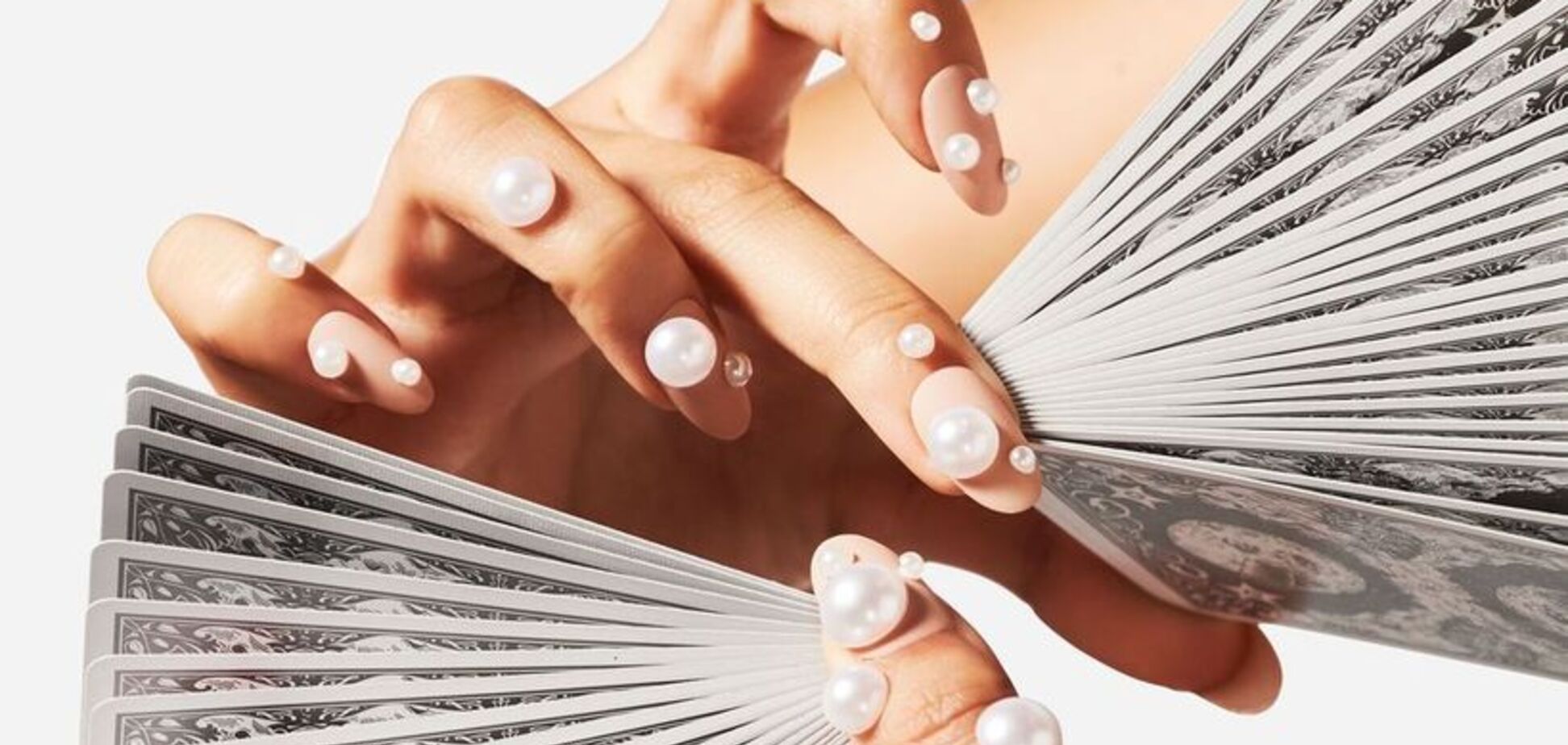 Золото і стрази: у мережі показали топ-4 осінні тренди манікюру