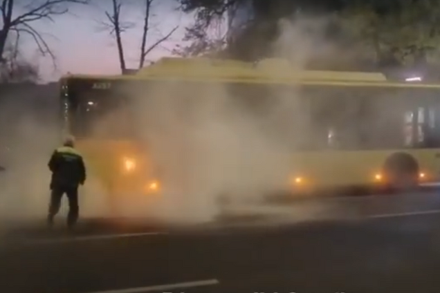 У Києві на ходу загорівся тролейбус із пасажирами: момент потрапив на відео