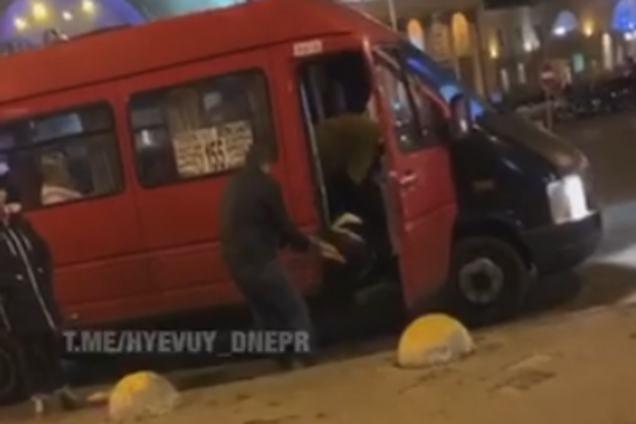 Відмовлялася платити: у Дніпрі маршрутник силою виволік пасажирку з салону. Відео