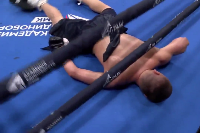 Непобедимого русского боксера после жуткого нокаута унесли на носилках - видеофакт