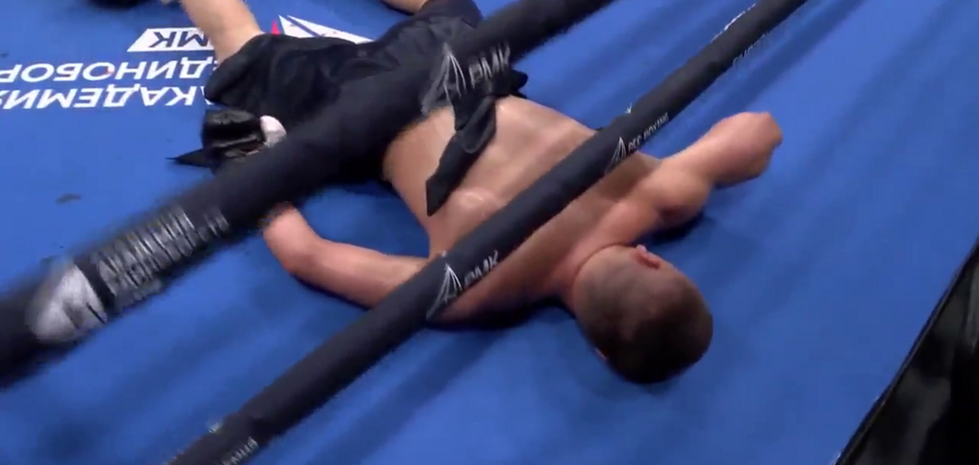 Непобедимого русского боксера после жуткого нокаута унесли на носилках - видеофакт