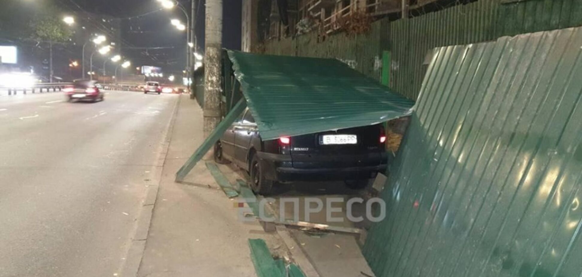 У Києві авто вилетіло на тротуар