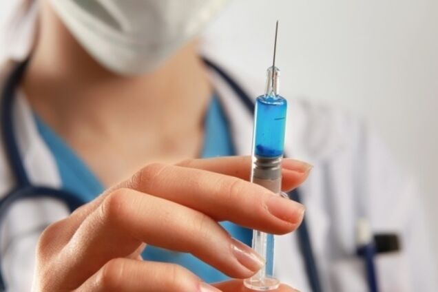 Лікар вакцинує проти дифтерії