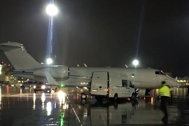 В России автобус протаранил самолет в аэропорту. Видео