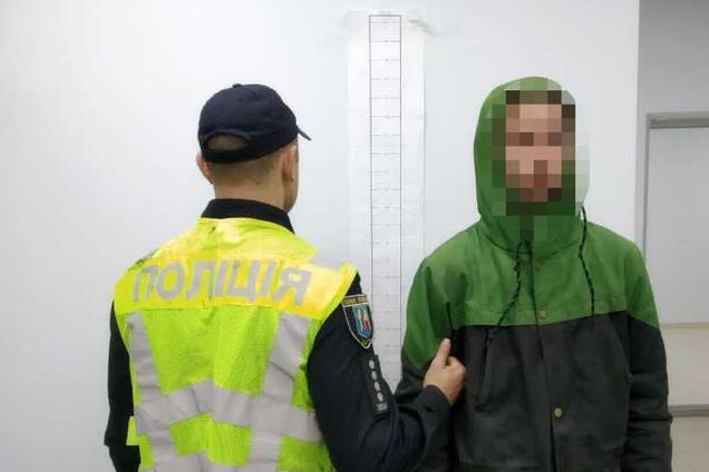 Бросил на землю: в Киеве среди улицы пытались изнасиловать несовершеннолетнюю