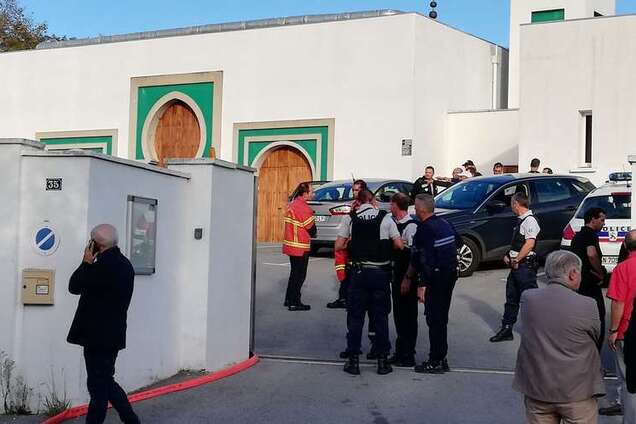 Бросил бомбу и устроил стрельбу: во Франции бывший военный напал на мечеть. Фото