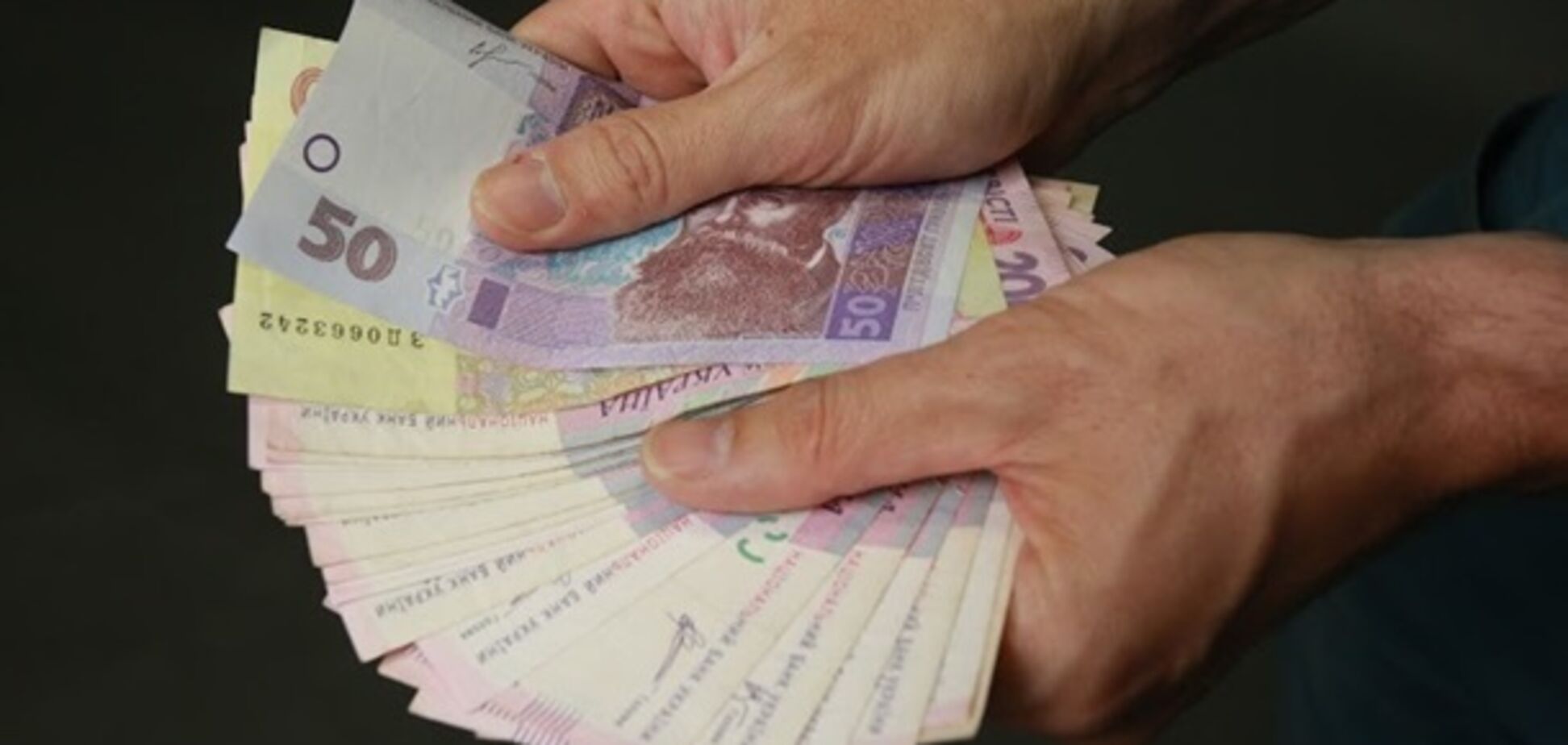 Средняя зарплата в Украине приблизилась к рекорду