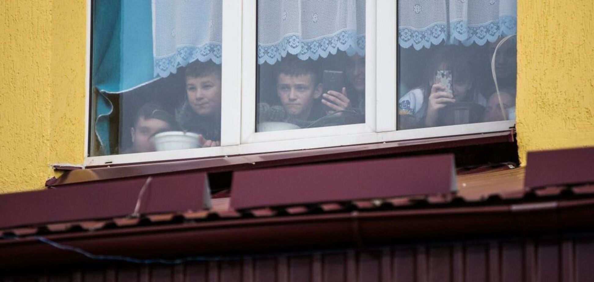 В России школьники дважды хотели выбросить одноклассника из окна: момент попал на видео