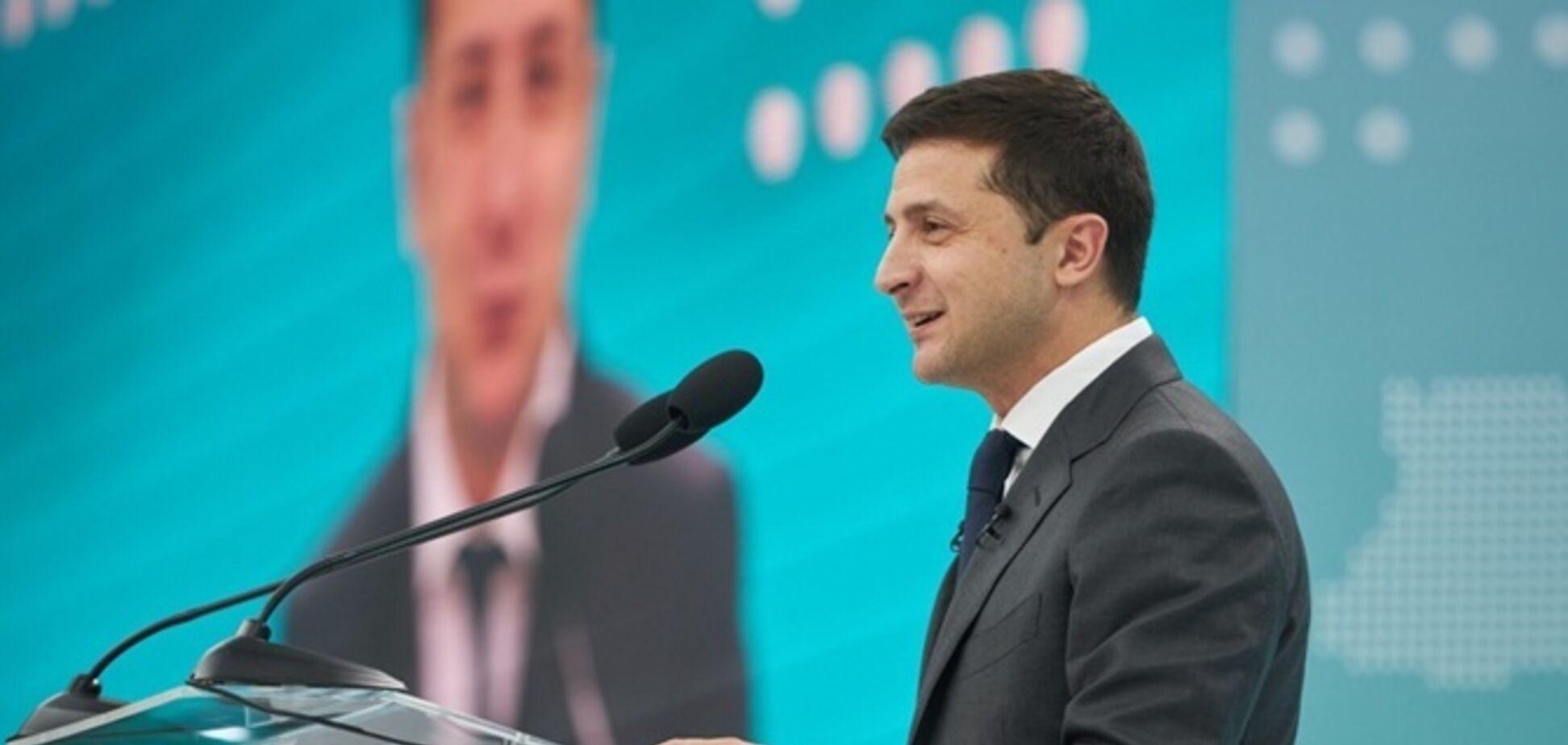 Зеленский выступил на форуме в Мариуполе