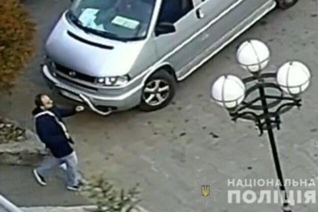 У місті Обухів Київської області в одному з під'їздів чоловік намагався роздягнути 7-річну школярку