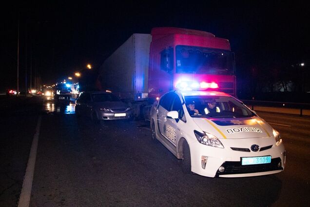 У Києві КамАЗ влетів у фуру, відкинувши її в поліцейських