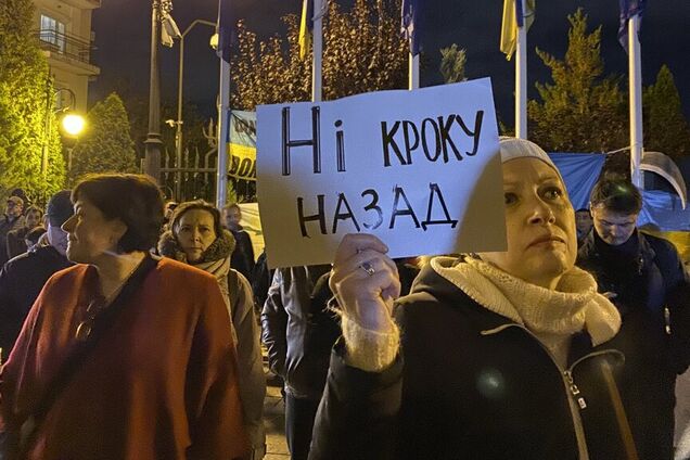 "Ні кроку назад!" Зеленскому устроили массовый протест против разведения войск на Донбассе. Фото и видео