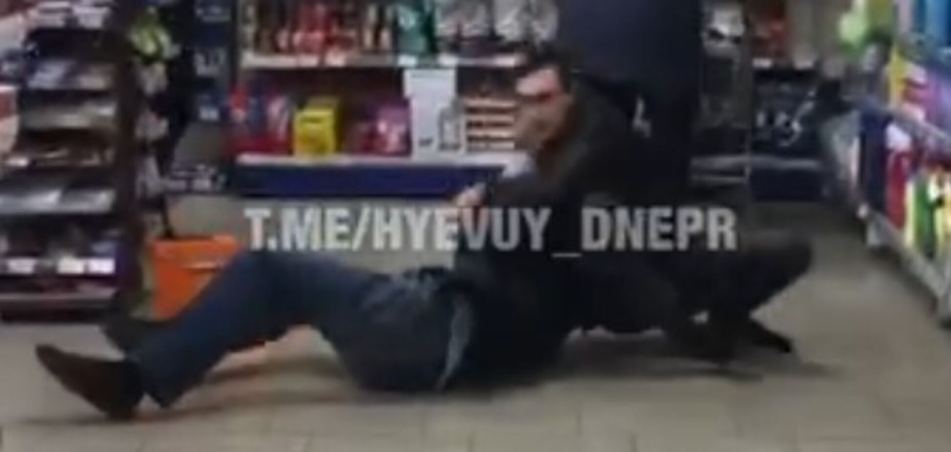 У Дніпрі трапилася жорстка бійка в магазині: момент потрапив на відео. 18+