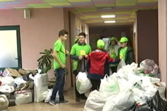 На Днепропетровщине школьники начали зарабатывать на отходах