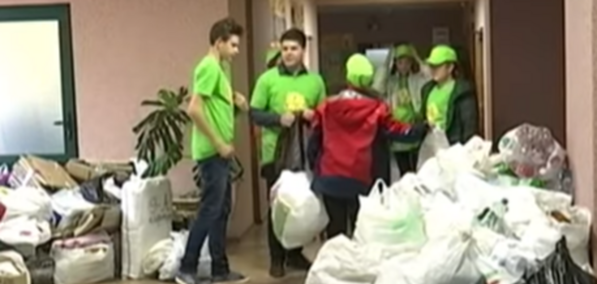 На Днепропетровщине школьники начали зарабатывать на отходах. Видео