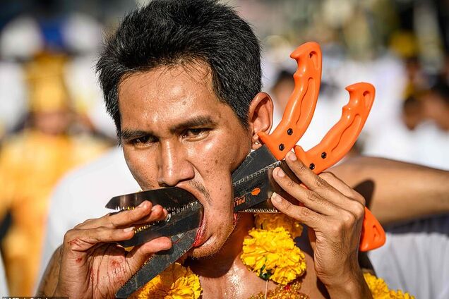 В голове – ножи и шпаги: в Таиланде начался жуткий фестиваль. Фото 18+