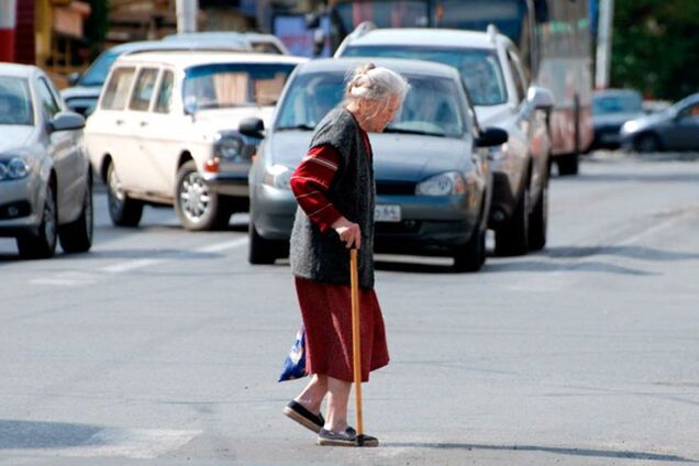 Вискочила прямо під колеса: в Дніпрі жінку переїхав автомобіль. Відео 18+