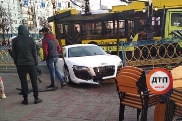 В Киеве элитное авто вылетело на бордюр