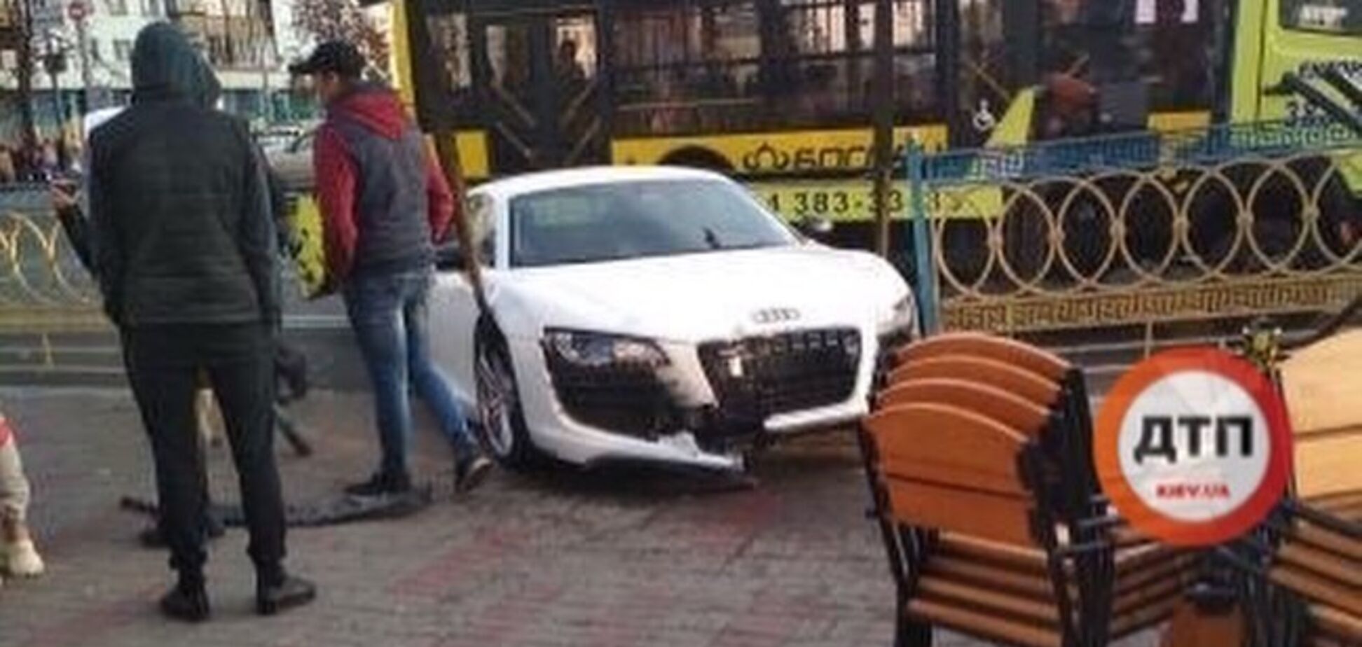 В Киеве элитное авто вылетело на бордюр