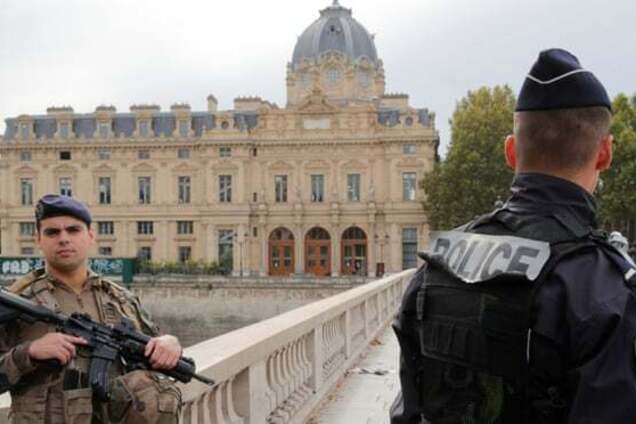 В Париже напали на полицейский участок: есть погибшие. Фото и видео