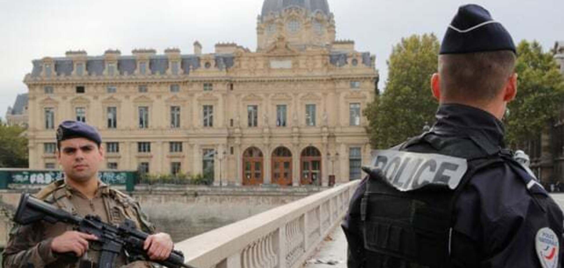 В Париже напали на полицейский участок: есть погибшие. Фото и видео